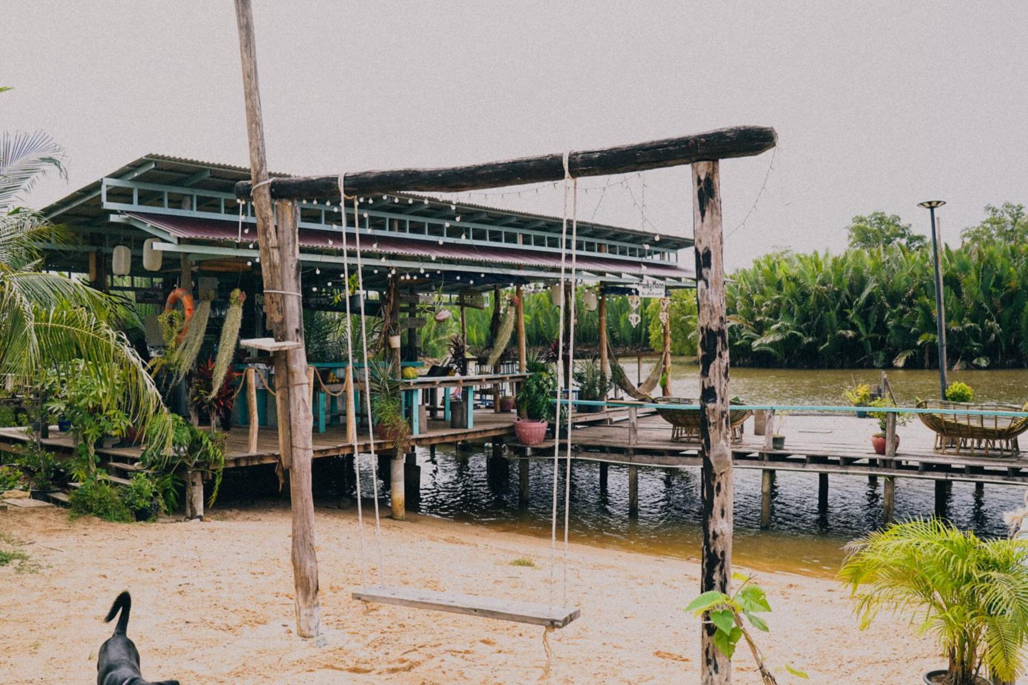 Funky Moon Kampot Hostel Exterior photo