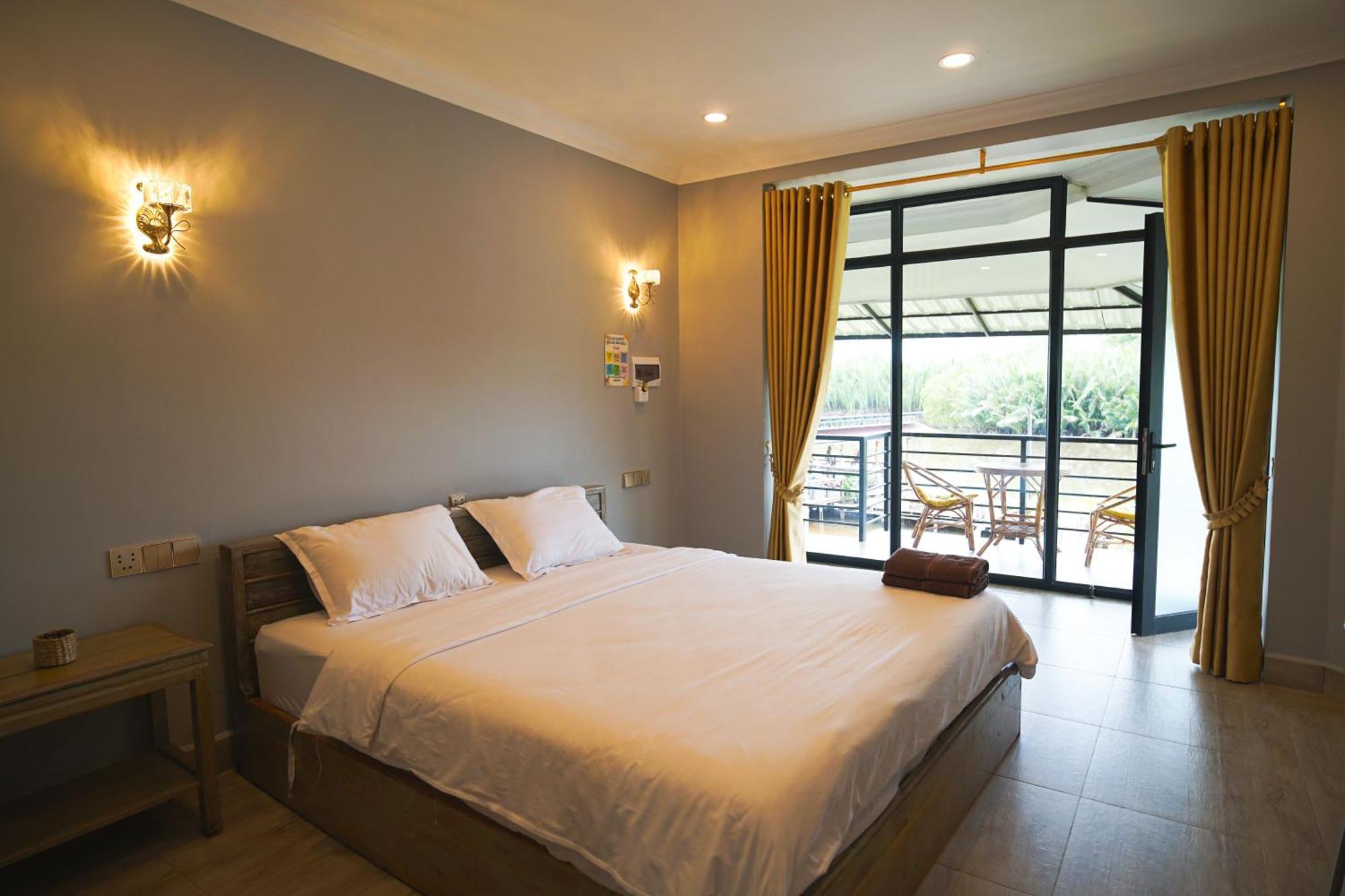 Funky Moon Kampot Hostel Exterior photo